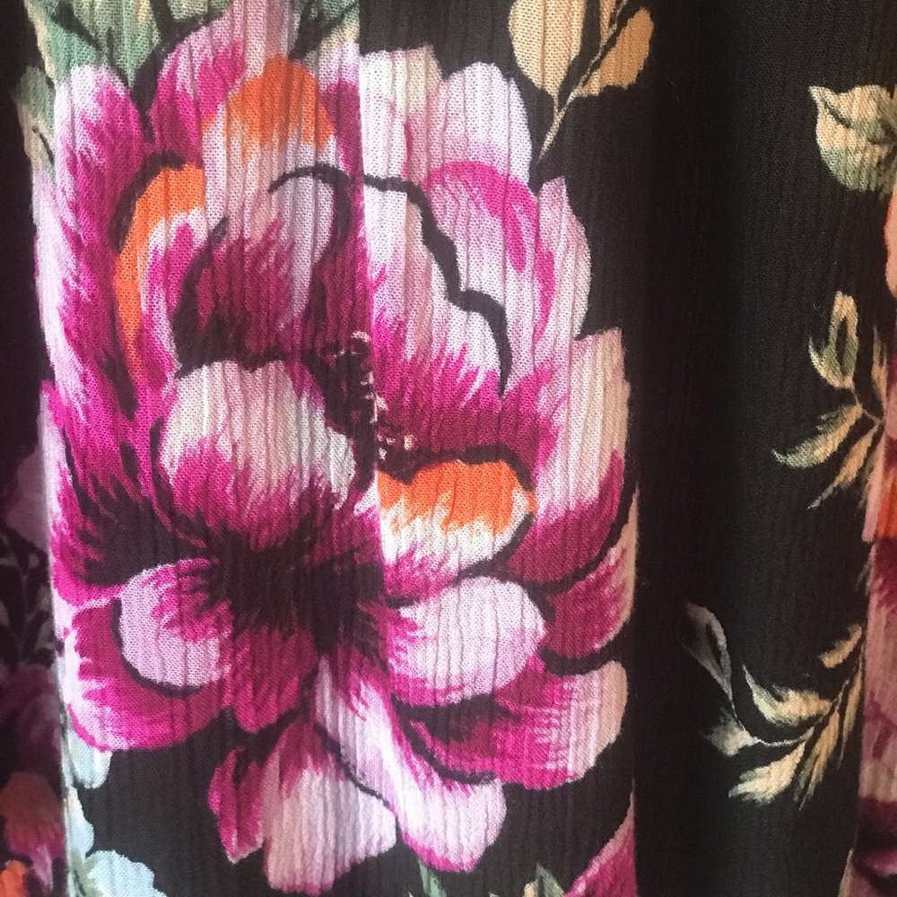 CURVY FLORAL COLD SHOULDER TOP 2 XL & 3XL - Picture 5 of 8